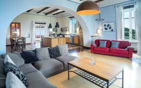 Im Wohnbereich im Casa Grande gibt es eine große Couch mit extra Sofa-genug Platz für die ganze Familie. 